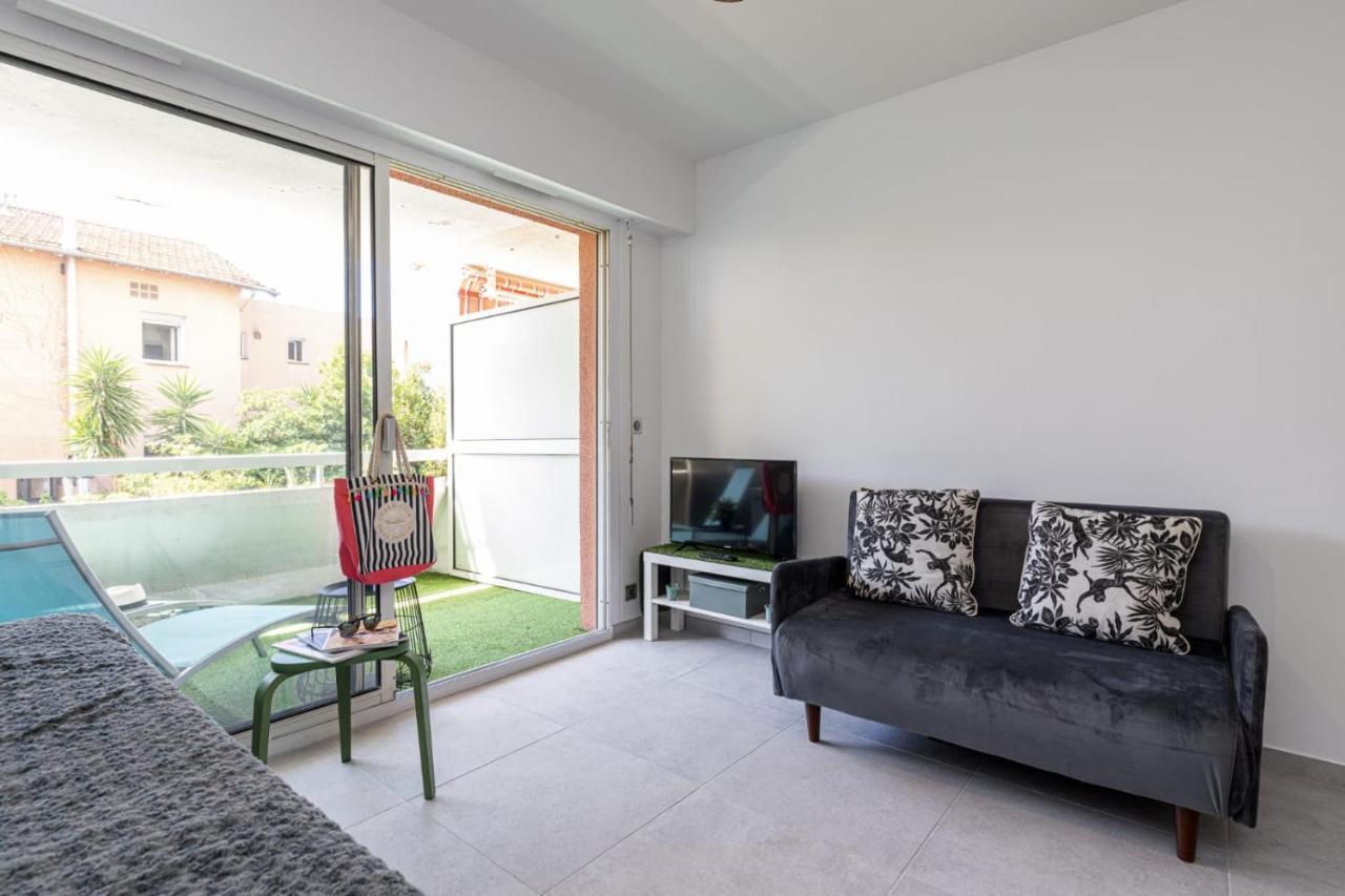 Pretty Studio Swimming Pool And Sea Cagnes-sur-Mer Exterior photo