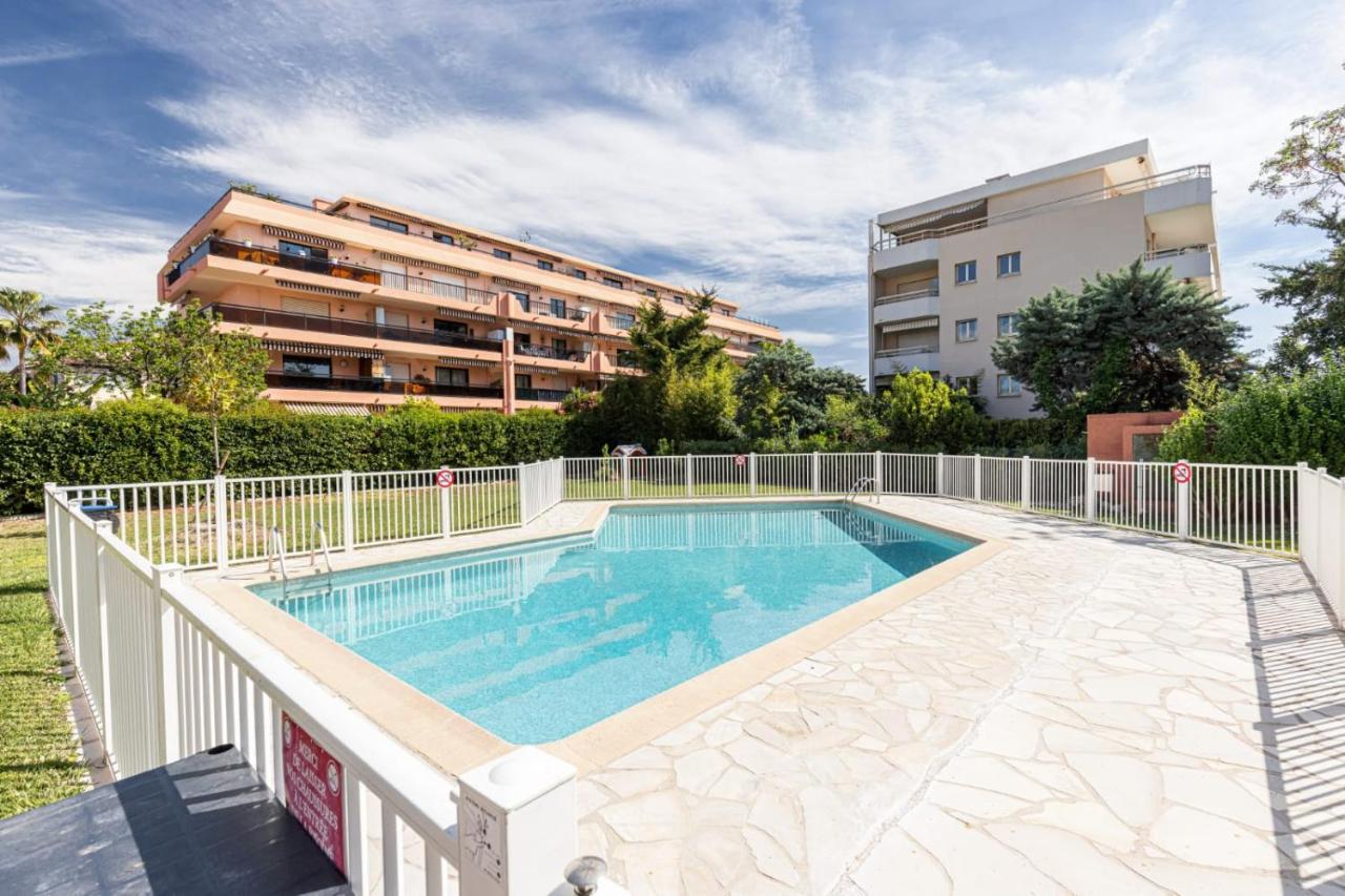 Pretty Studio Swimming Pool And Sea Cagnes-sur-Mer Exterior photo